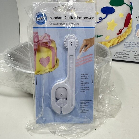 Wilton Fondant Cake Decorating Set 17 Pc Flower Star Round Shape Cutters - Picture 10 of 13